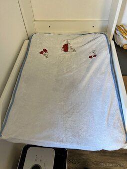 Odklápěcí přebalovací pult na stěnu/komodu - 5