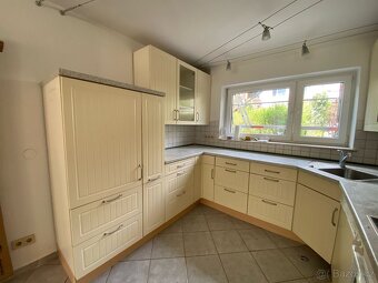moderní kuchyňská linka se spořebiči - 5