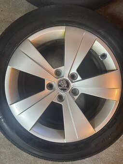 ALU Kola ŠKODA 5x112 R17 TRITON Zánovní Letní Pneu 215/55/17 - 5