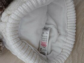 Zimní dívčí čepice s bambulemi - 5