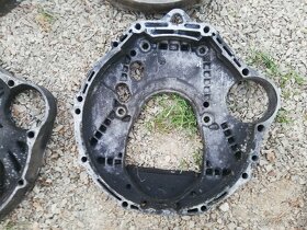 Mezikus mezi motorem a převodovkou Mercedes W123. - 5