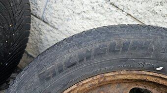 Prodám 4 ks  zimní  pneu MICHELIN  215/55 R16 a plech disky - 5
