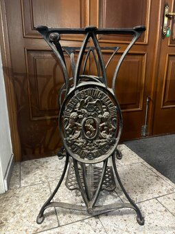 Litinové podstavce ze šicích strojů - 5