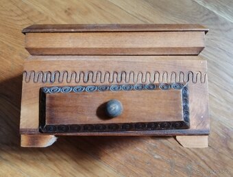 Schránka na cigarety s popelnikem. - 5