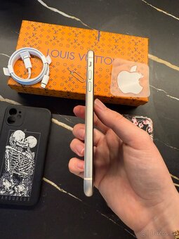 iPhone 11 - 256gb + příslušenství - 5