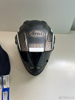 Helma na motorku Arai - 5