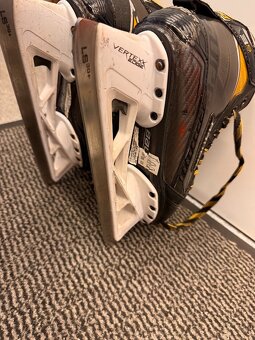 BRANKÁŘSKÉ BRUSLE BAUER SUPREME 3S PRO vel. 39/5 EE - 5