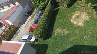 Útulný byt 2+1 (68 m²) s parkovacími místy a zahradou - 5