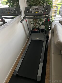 TUNTURI T40 profesionální běžecký pás - 5