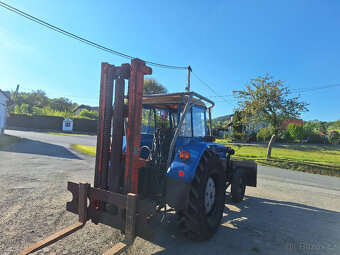 Zetor 5511 s čelní radlicí a zdviží - 5