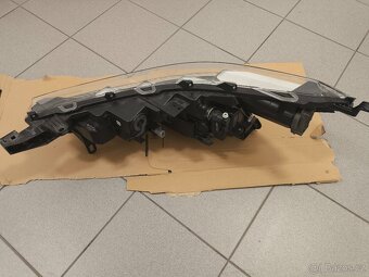 Přední světlo Toyota Corolla Cross - 5