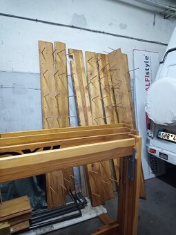 Stojany na oblečení do prodejny. - 5