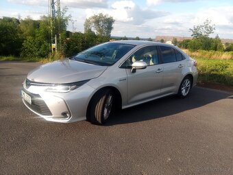 Toyota Corolla sedan hybrid 1.8 stříbrná - 5