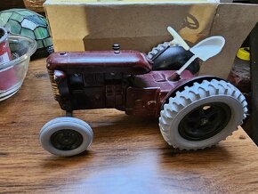 Krásný bakelitový traktor Zetor 25 s krabicí - 5