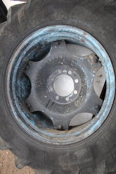 Zetor 6911 7011 zadní kola pneu barum 16,9-28 vzorek 50% - 5