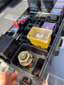 Daihatsu Sirion, pojistková a reléová skříň. - 5