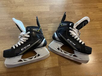 Prodám brusle CCM Tacks 9050 EU 38, šířka D - 5