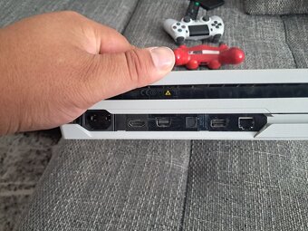 Prodam PS4 PR0 bile vcetne her a 3 ovladace - 5