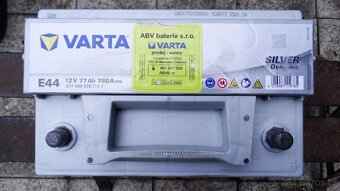 8 měsíců mladá Varta Silver Dynamic E44 12V 77Ah 780A - 5