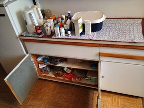 Kredenc, registačka a poličky ze dřeva (laťovka s dýhou) - 5