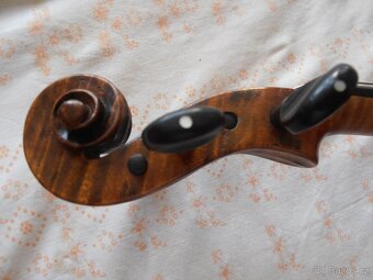 Housle celé JOH. RINT KONIGINHOF Anno 1884 - 5