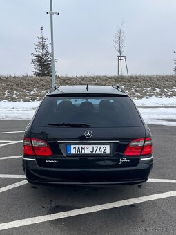 Mercedes E320 - 5