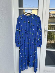 Modré květované šaty od H&M s asymetrickou sukni - 5