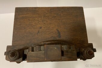 PRODÁM STARÉ VYŘEZÁVANÉ DŘEVĚNÉ STOLNÍ HODINY KIENZLE - 5