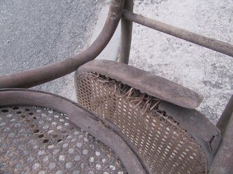 Nabízím starožitné houpací křeslo pro dítě. Thonet. Prasklé - 5