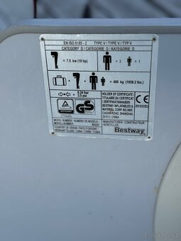 Nafukovací člun s motorem a střechou - 5