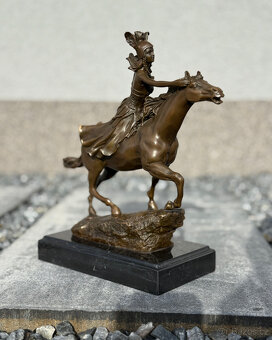 Bronzová socha Valkýra na koni nordická bojovnice decorace - 5