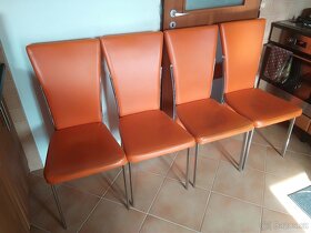 Jídelní stůl (sklo) + 4x židle (koženka) - 5