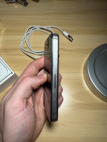 Prodám iPhone 4S 16GB, pro sběratele - 5