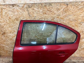 LEVÉ ZADNÍ DVEŘE ŠKODA OCTAVIA 2 SEDAN 9892 - 5