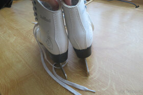 Dívčí bílé krasobruslařské boty jako nové vel. 33+chrániče - 5