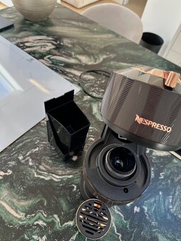 Luxusní kávovar Nespresso Vertuo Next Premium Brown Rich - 5