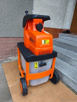 Prodám elektrický Zahradní drtič Powercut 2500... - 5