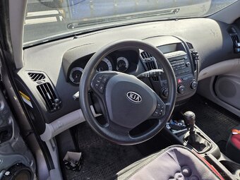Prodám bouranou Kia Ceed 1.6 90kw r.v. 2007 - 5