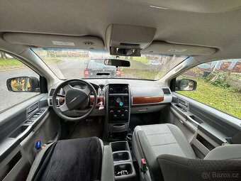 Chrysler Town & Country Touring – prostorný americký minivan - 5