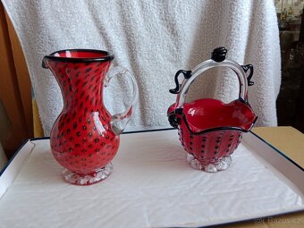 Pěkný červený džbánek s košíkem – jahodový design - 5