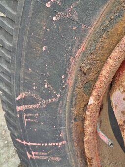 Kola po stoje zemědělské techniky a zetor 25 - 5