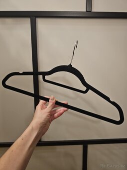 Krásná elegantní velurová ramínka - 5