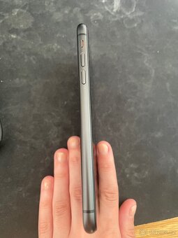iPhone 11 64GB, vada displeje (ghost), baterie 83 % - 5