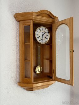 Nástěnné prosklené vitrínové hodiny Hermle bicí - 5