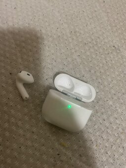 Airpods 4 bohuzel chybi prave sluchatko - 5