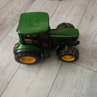 Traktor John Deere a Massey Ferguson - 5