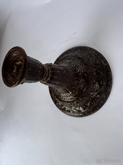 litinová noha, podstavec k petrolejce s jemným dekorem - 5