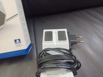 Dvojitá dobíjecí stanice Power A DualSense, krásný stav - 5