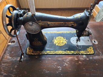 Starožitný šlapací šicí stroj Singer - 5