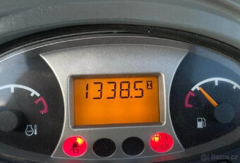 BobcatE17•– 3 válce – 14 HP (10 kW)• - 5